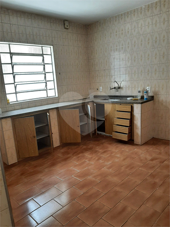 Á venda com casas de aluguel que serve como renda + garagem (ser um ponto de comércio).