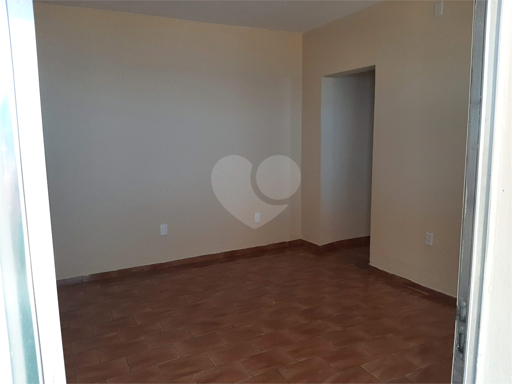 Á venda com casas de aluguel que serve como renda + garagem (ser um ponto de comércio).