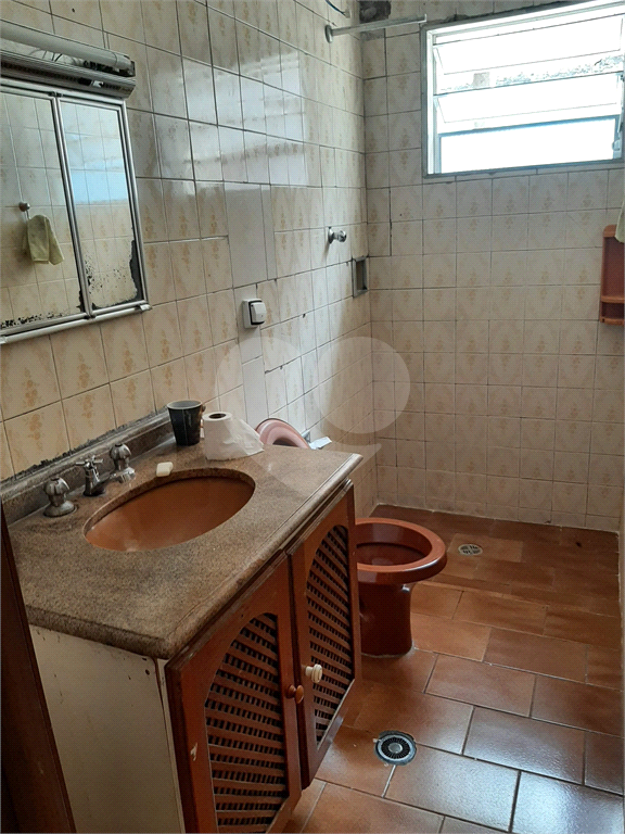 Á venda com casas de aluguel que serve como renda + garagem (ser um ponto de comércio).