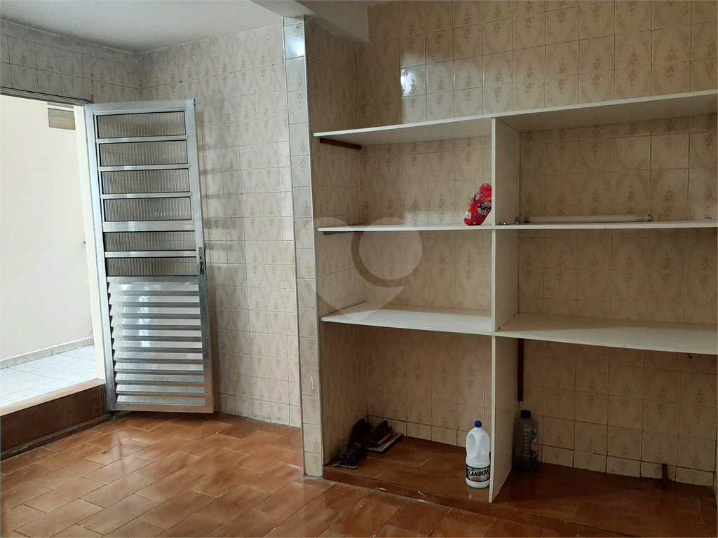 Á venda com casas de aluguel que serve como renda + garagem (ser um ponto de comércio).