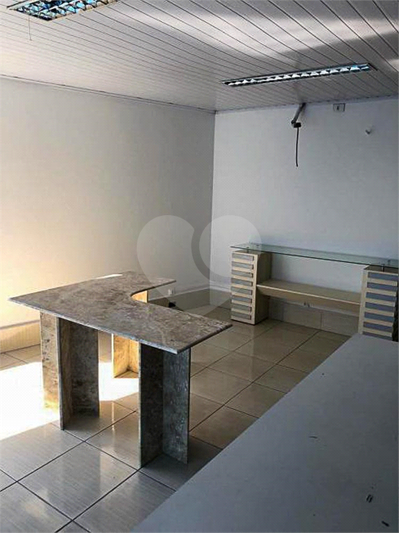 Sala comercial com 250metros quadrados na Rua do Horto com 08 vagas 