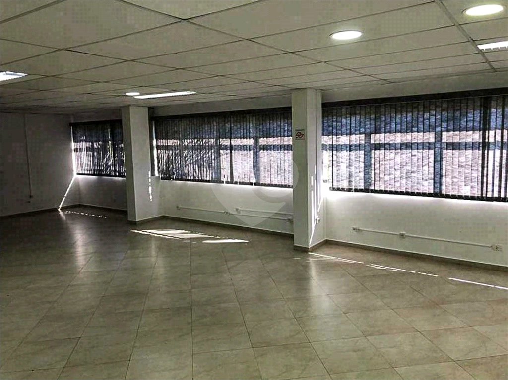 Sala comercial com 250metros quadrados na Rua do Horto com 08 vagas 