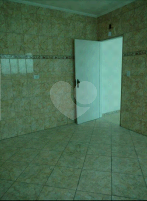 Sobrado vender Jardim Guançã, com 125m2, 3 quartos, 1 suíte, ampla sala, lavabo, cozinha, quintal dos fundos coberto, área de serviço, corredor lateral e 2 vagas de garagem. 