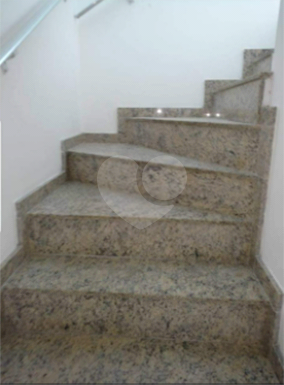 Sobrado vender Jardim Guançã, com 125m2, 3 quartos, 1 suíte, ampla sala, lavabo, cozinha, quintal dos fundos coberto, área de serviço, corredor lateral e 2 vagas de garagem. 