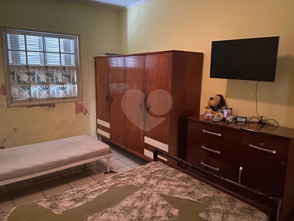 Casa térrea  com área 10x25 de 2 dormitórios 4 vagas Tremembé