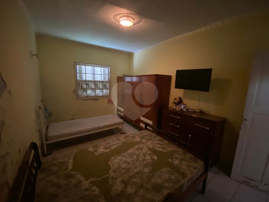 Casa térrea  com área 10x25 de 2 dormitórios 4 vagas Tremembé