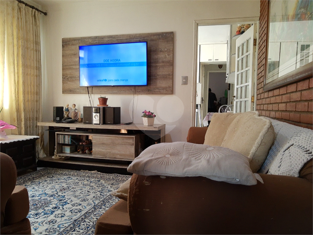 Casa térrea à venda na Vila Mazzei com 2 dormitórios.