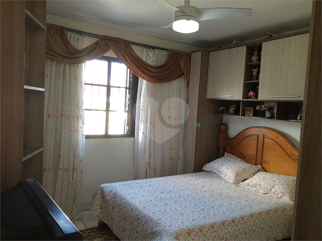Casa térrea à venda na Vila Mazzei com 2 dormitórios.