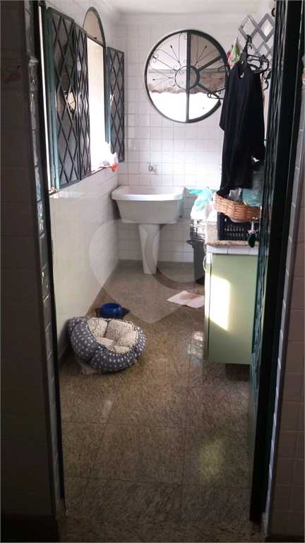 Ótima casa com 254M² construídos. Frente  muito ampla, são 3 dormitórios sendo 2 suítes 