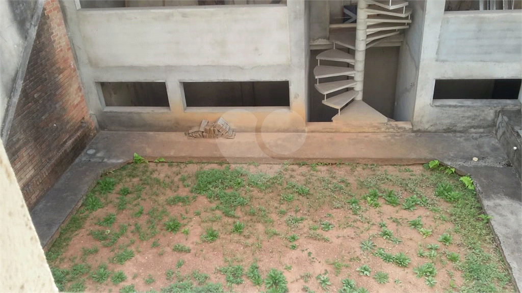 Ótima casa com 254M² construídos. Frente  muito ampla, são 3 dormitórios sendo 2 suítes 