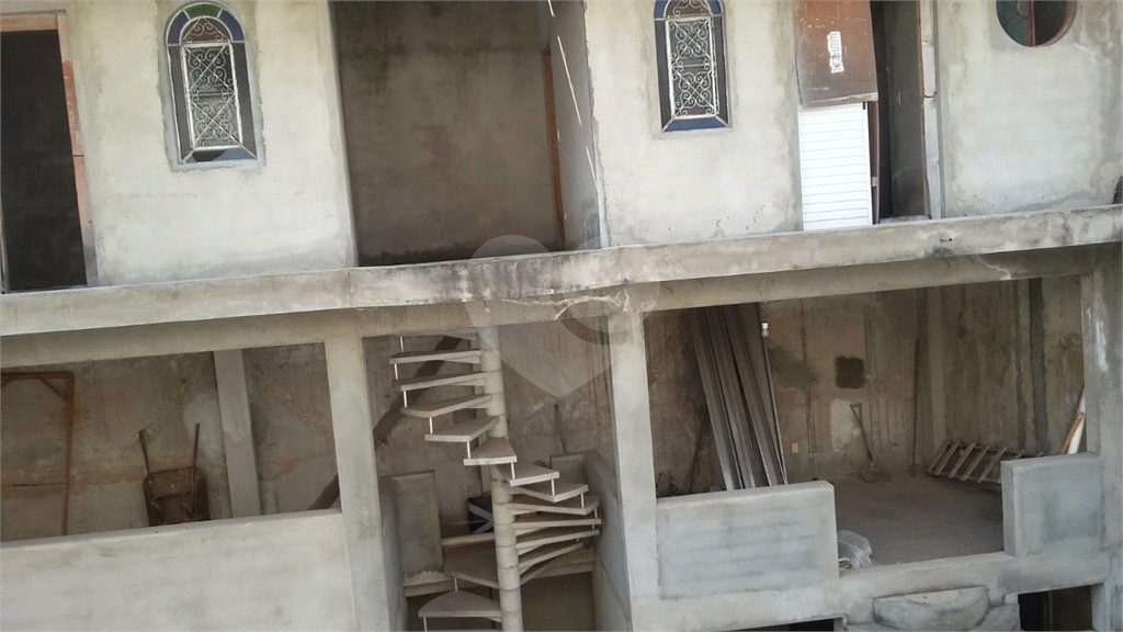 Ótima casa com 254M² construídos. Frente  muito ampla, são 3 dormitórios sendo 2 suítes 
