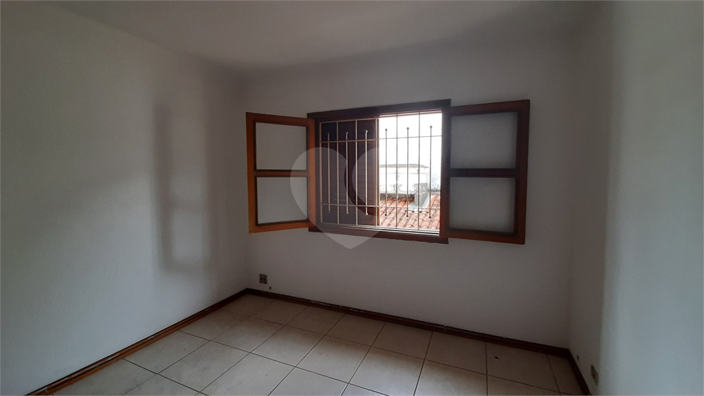 Casa a venda na Vila Galvão, com 3 quartos , 2 vagas de garagem . Próximo ao Lago dos Patos 