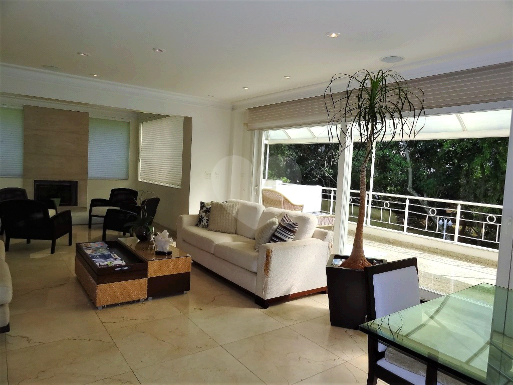 Magnifica casa com quintal em condominio fechado, segurança 24 horas