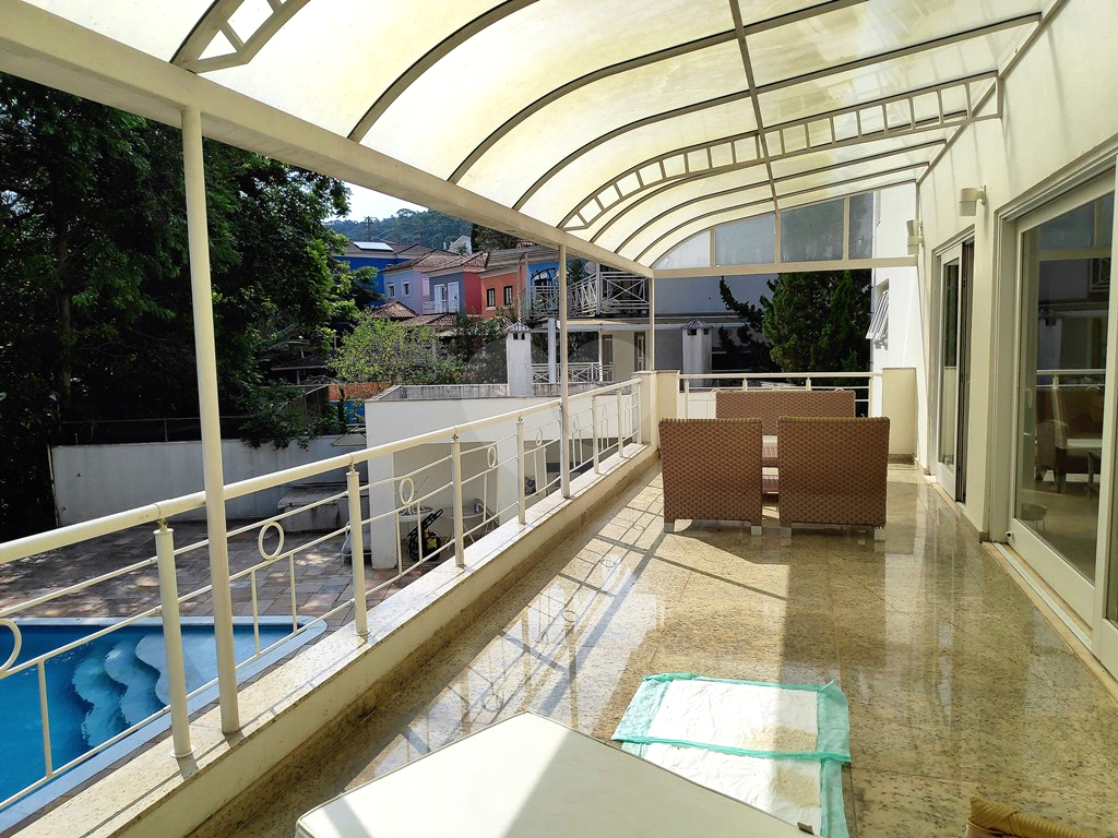 Magnifica casa com quintal em condominio fechado, segurança 24 horas