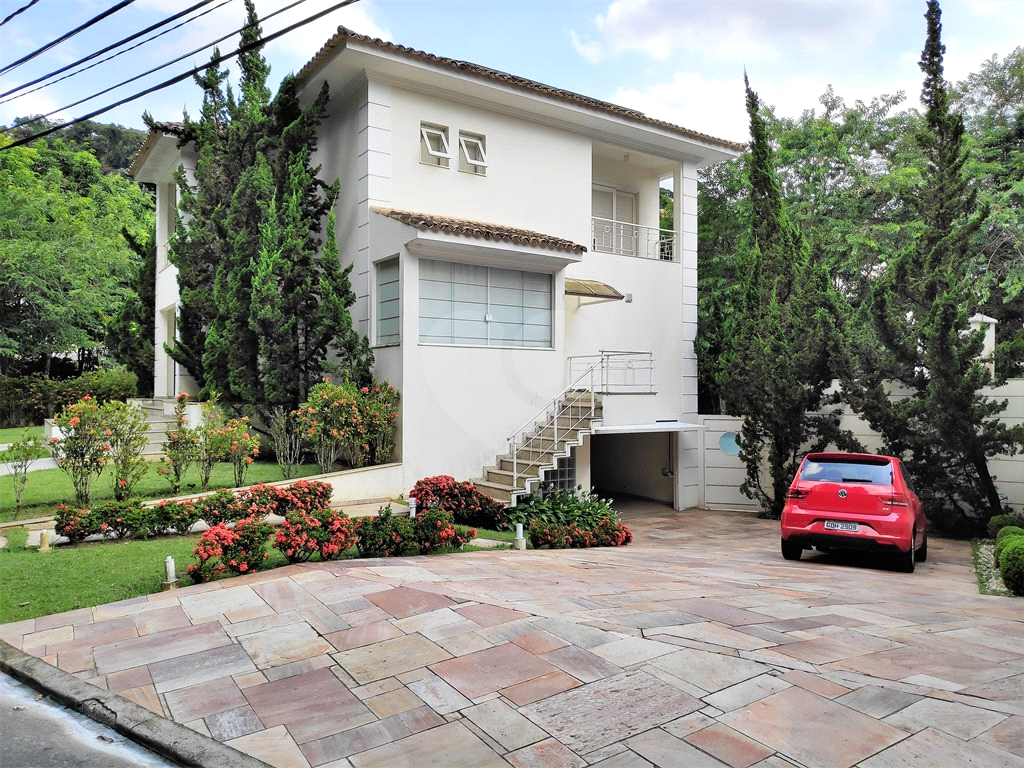 Magnifica casa com quintal em condominio fechado, segurança 24 horas
