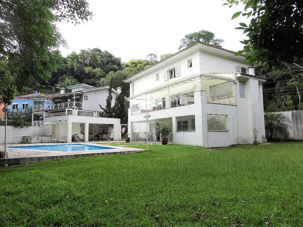 Magnifica casa com quintal em condominio fechado, segurança 24 horas
