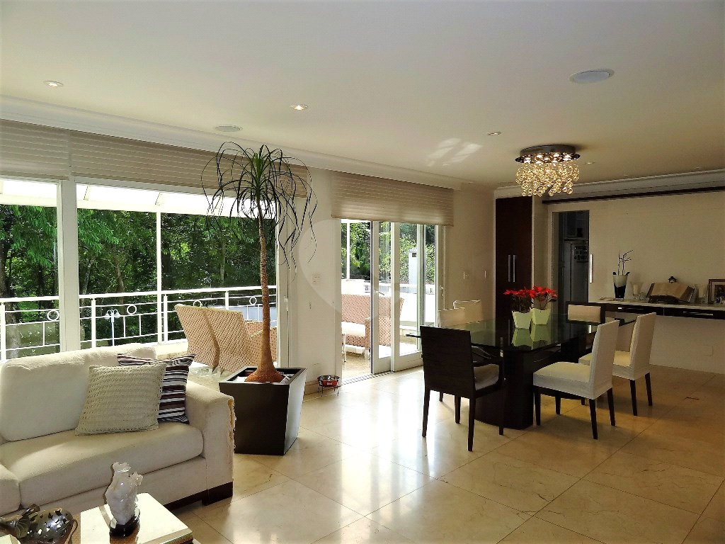 Magnifica casa com quintal em condominio fechado, segurança 24 horas