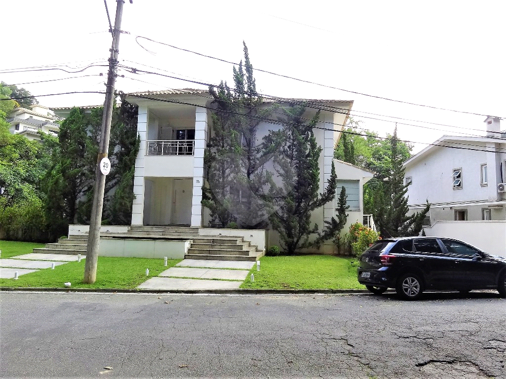 Magnifica casa com quintal em condominio fechado, segurança 24 horas