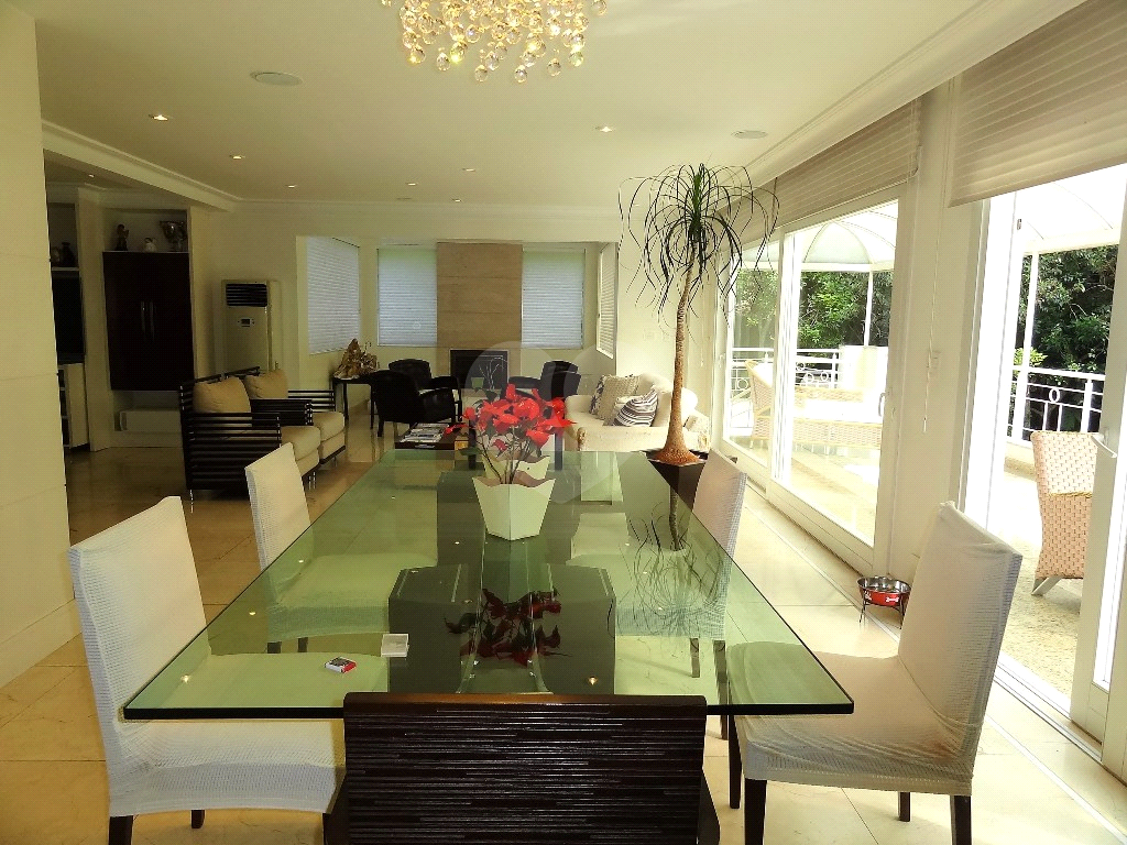 Magnifica casa com quintal em condominio fechado, segurança 24 horas