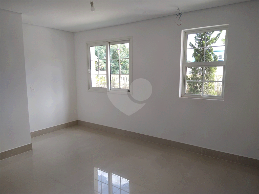 Condomínio de casas de alto padrão em estilo Neoclássico Francês 