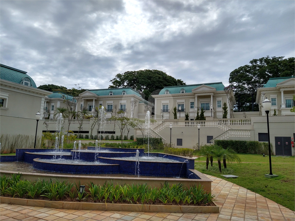 Condomínio de casas de alto padrão em estilo Neoclássico Francês 