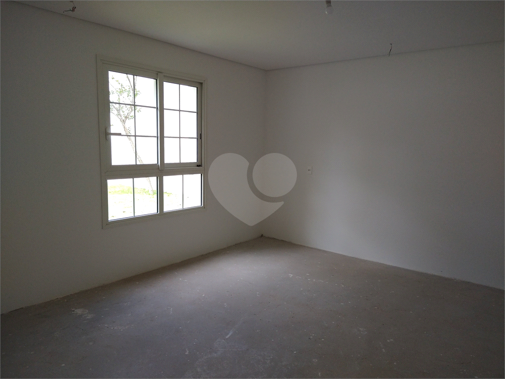 Condomínio de casas de alto padrão em estilo Neoclássico Francês 