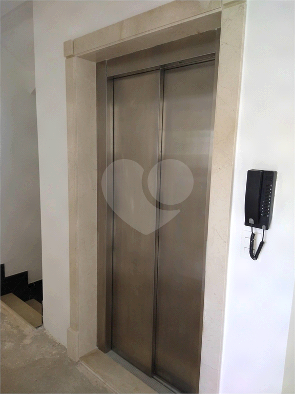Condomínio de casas de alto padrão em estilo Neoclássico Francês 