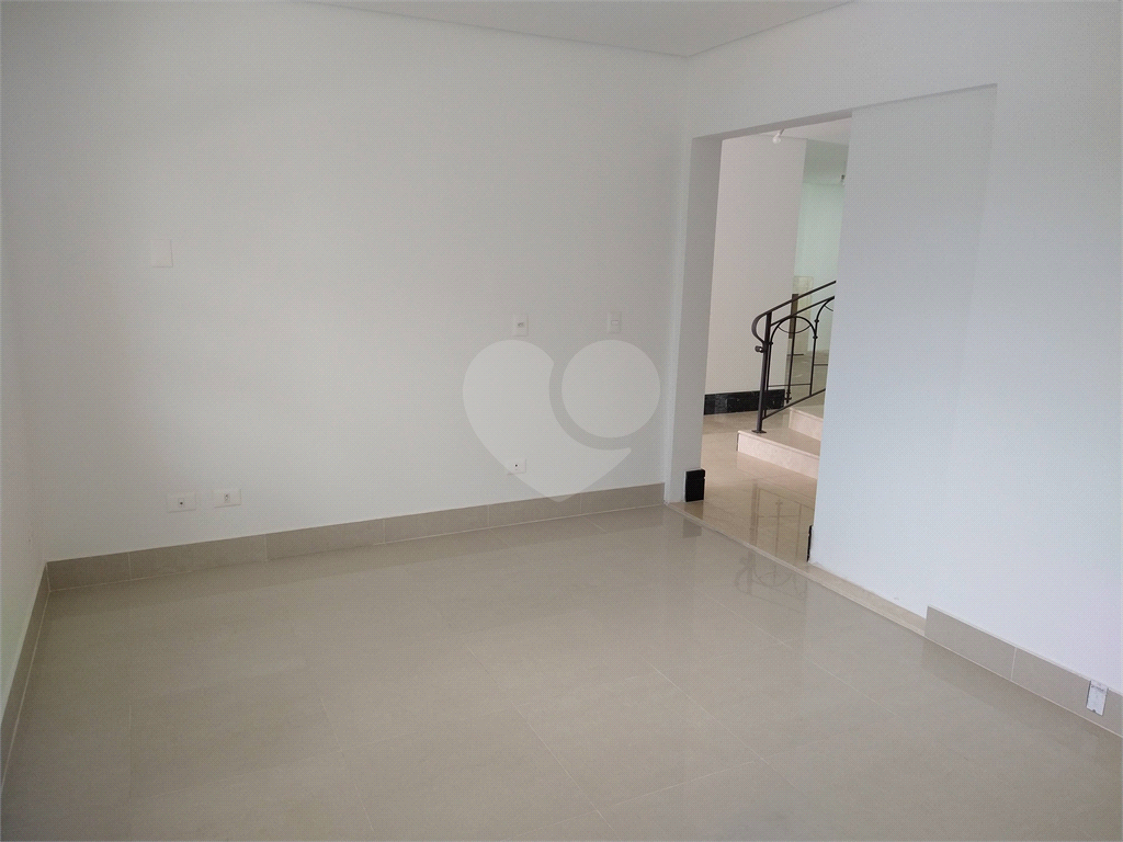 Condomínio de casas de alto padrão em estilo Neoclássico Francês 