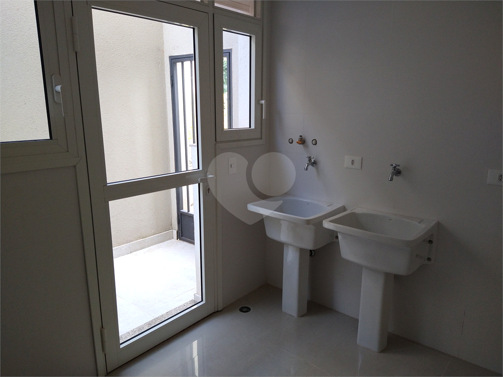 Condomínio de casas de alto padrão em estilo Neoclássico Francês 