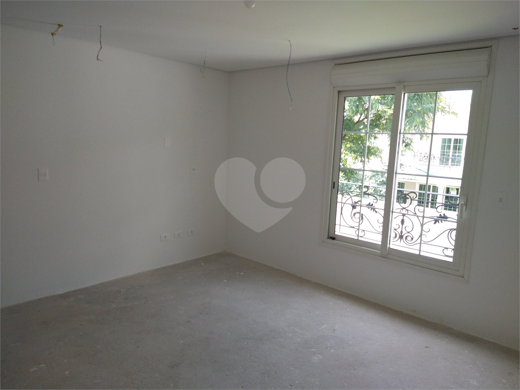 Condomínio de casas de alto padrão em estilo Neoclássico Francês