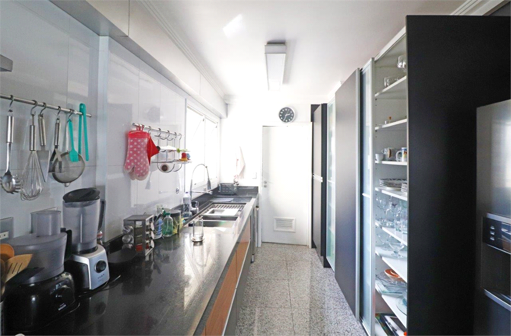 Apartamento na Rua Dr. Tomas Carvalhal, de frente, andar alto, 3 suítes, lazer e portaria 24 horas