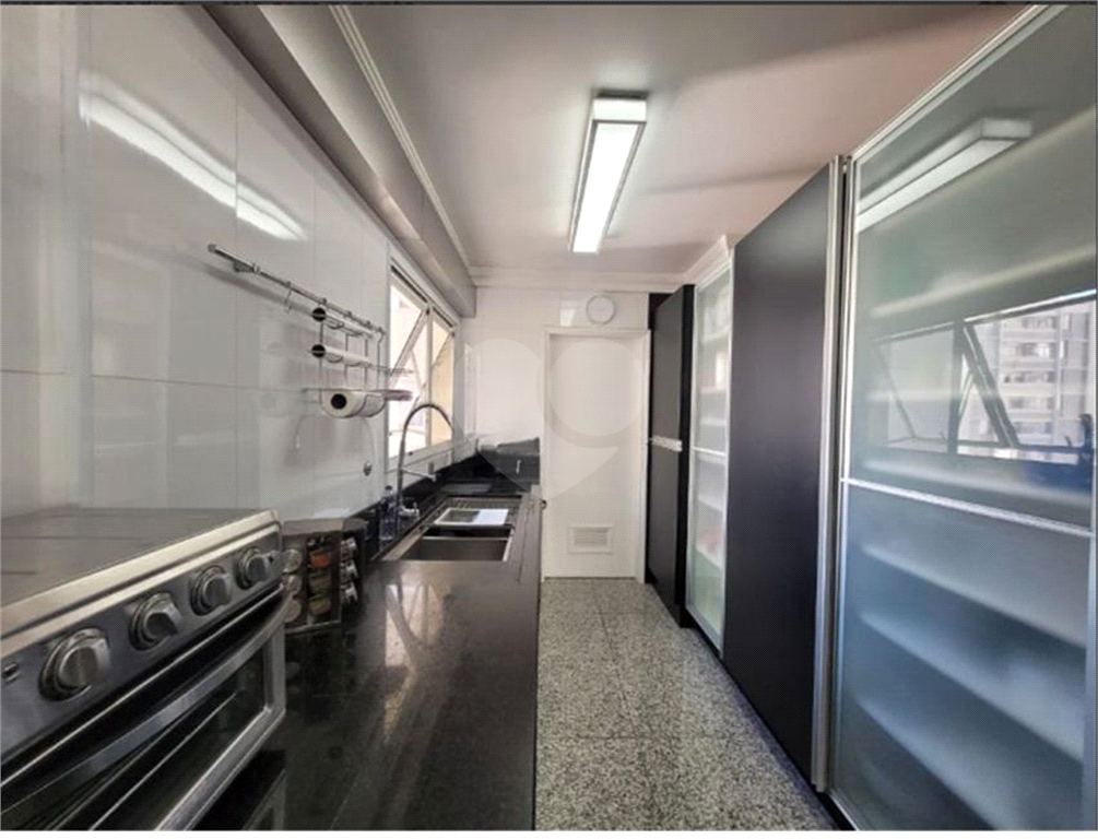Apartamento na Rua Dr. Tomas Carvalhal, de frente, andar alto, 3 suítes, lazer e portaria 24 horas