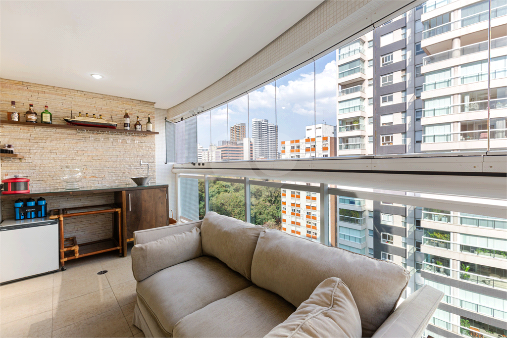 Apartamento na Rua Dr. Tomas Carvalhal, de frente, andar alto, 3 suítes, lazer e portaria 24 horas