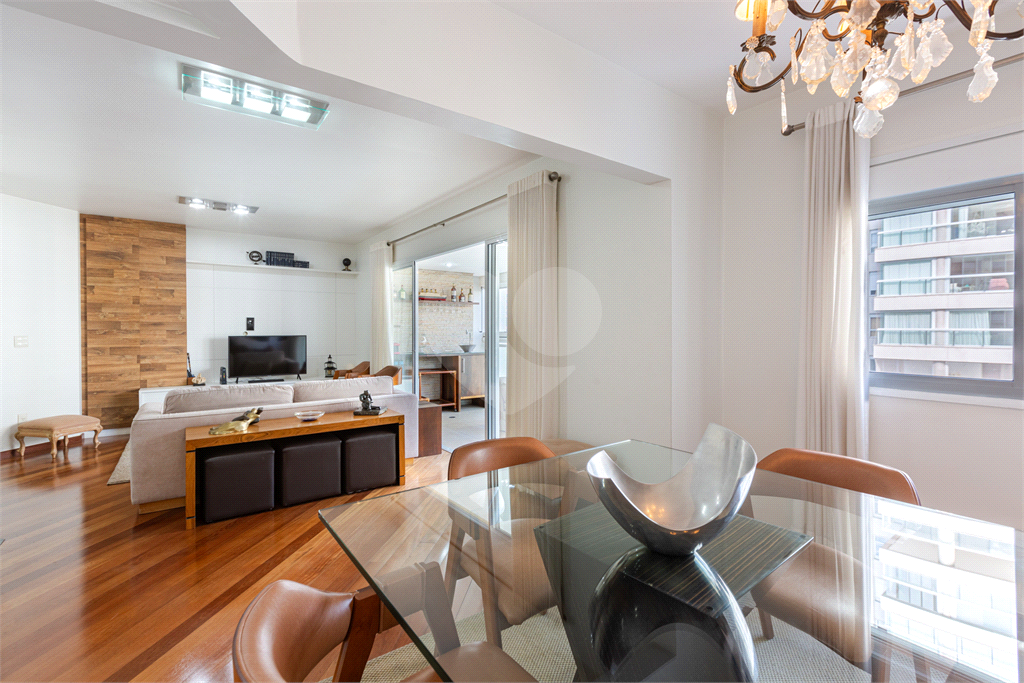 Apartamento na Rua Dr. Tomas Carvalhal, de frente, andar alto, 3 suítes, lazer e portaria 24 horas