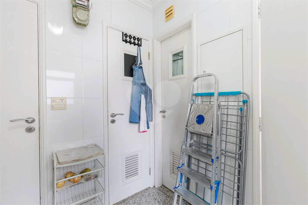 Apartamento na Rua Dr. Tomas Carvalhal, de frente, andar alto, 3 suítes, lazer e portaria 24 horas