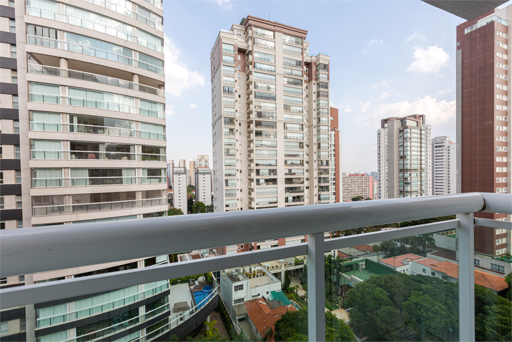 Apartamento na Rua Dr. Tomas Carvalhal, de frente, andar alto, 3 suítes, lazer e portaria 24 horas