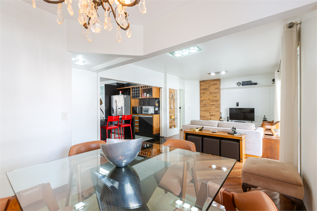 Apartamento na Rua Dr. Tomas Carvalhal, de frente, andar alto, 3 suítes, lazer e portaria 24 horas