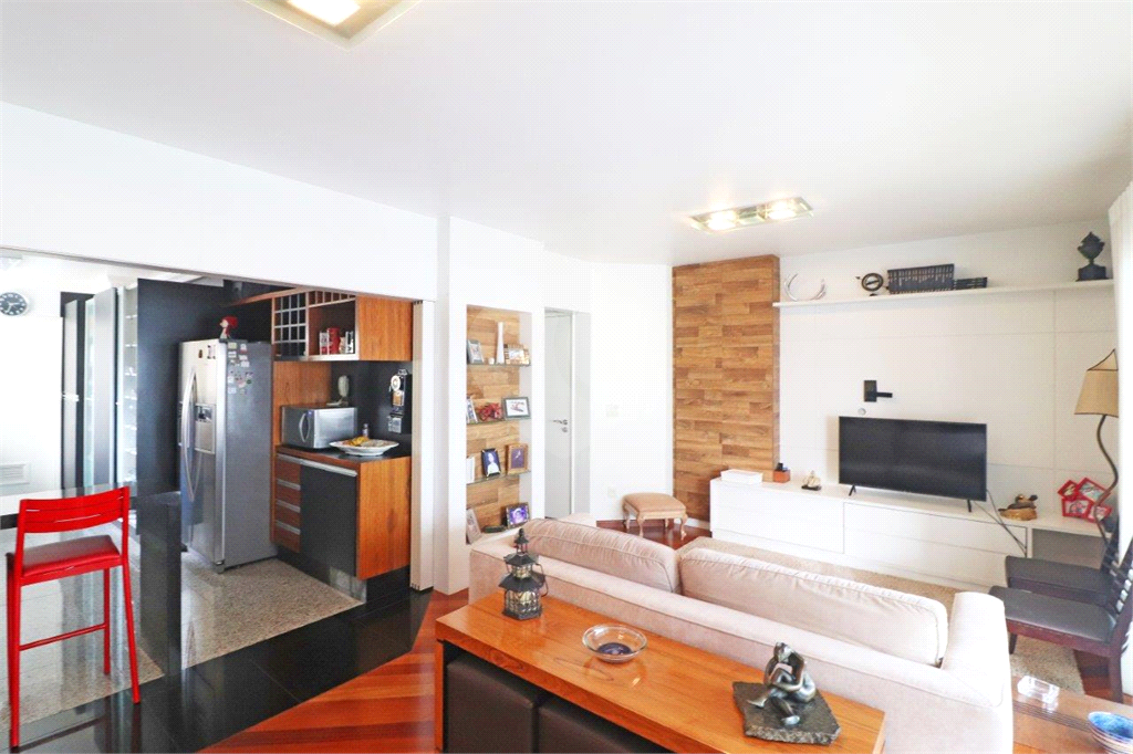 Apartamento na Rua Dr. Tomas Carvalhal, de frente, andar alto, 3 suítes, lazer e portaria 24 horas