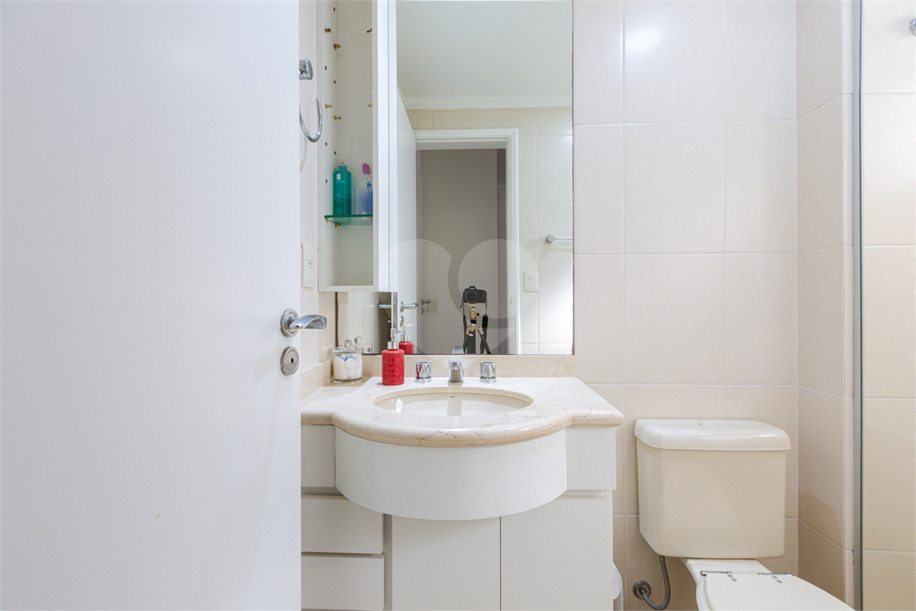 Apartamento na Rua Dr. Tomas Carvalhal, de frente, andar alto, 3 suítes, lazer e portaria 24 horas