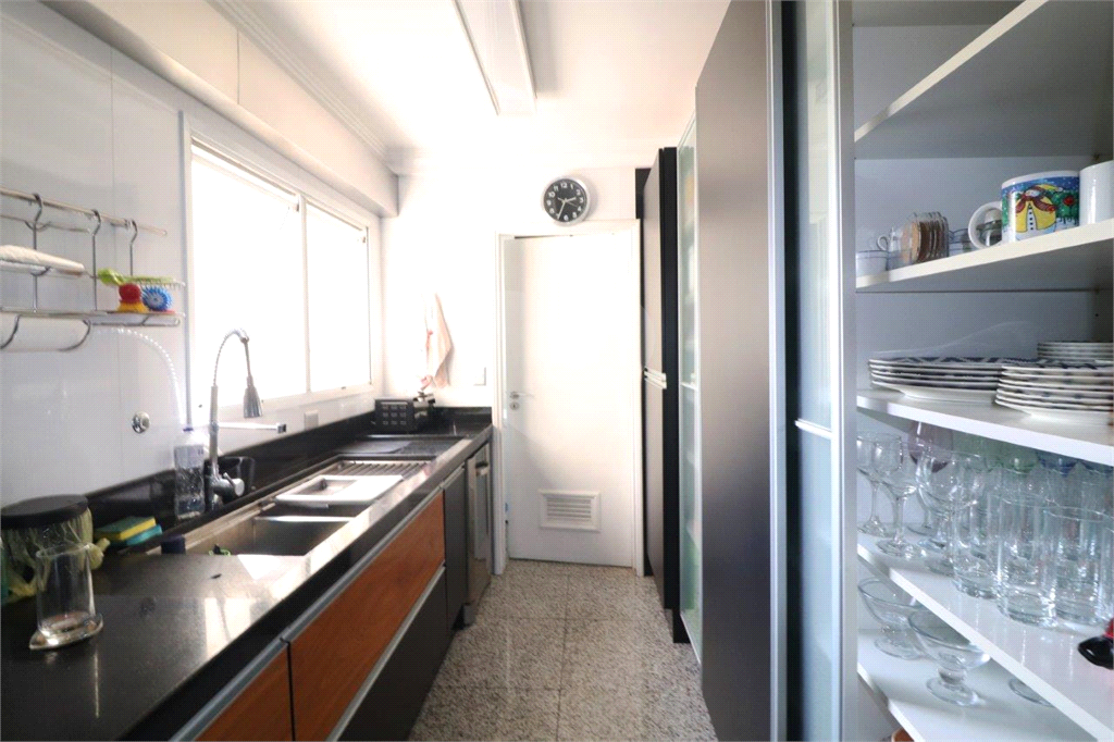 Apartamento na Rua Dr. Tomas Carvalhal, de frente, andar alto, 3 suítes, lazer e portaria 24 horas