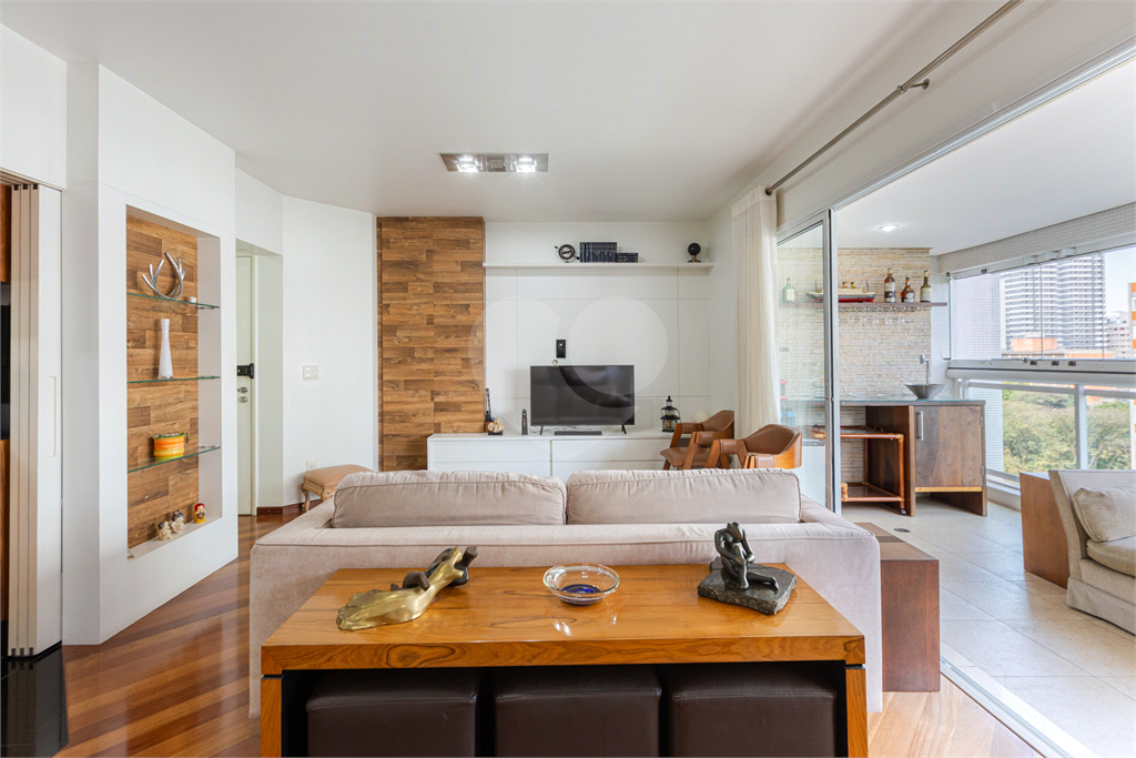 Apartamento na Rua Dr. Tomas Carvalhal, de frente, andar alto, 3 suítes, lazer e portaria 24 horas