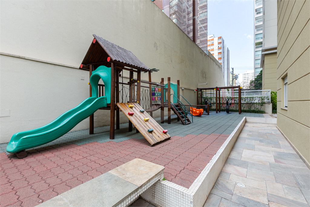 Apartamento na Rua Dr. Tomas Carvalhal, de frente, andar alto, 3 suítes, lazer e portaria 24 horas