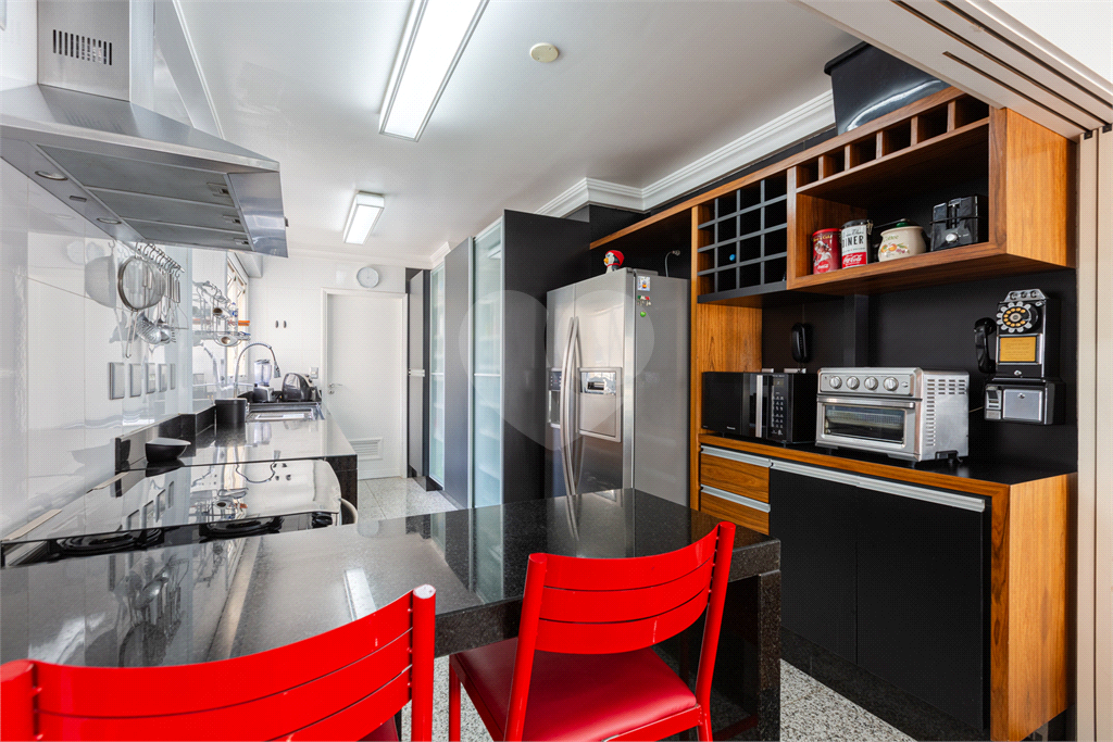 Apartamento na Rua Dr. Tomas Carvalhal, de frente, andar alto, 3 suítes, lazer e portaria 24 horas