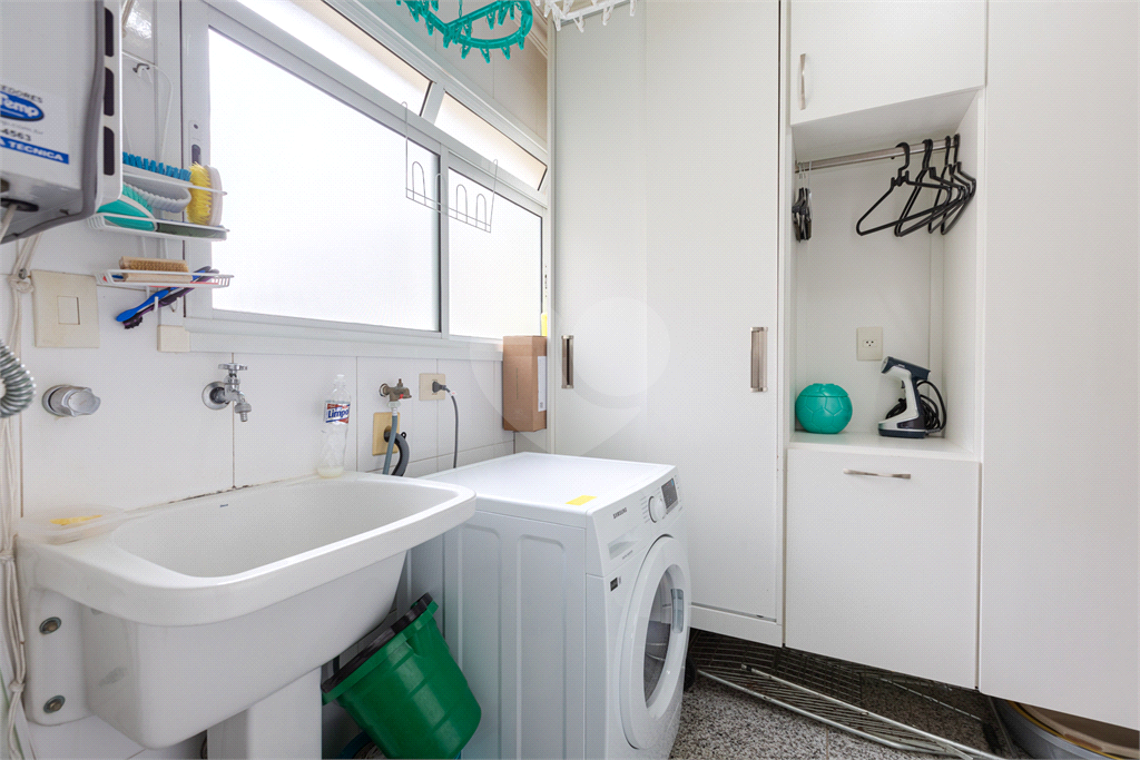 Apartamento na Rua Dr. Tomas Carvalhal, de frente, andar alto, 3 suítes, lazer e portaria 24 horas