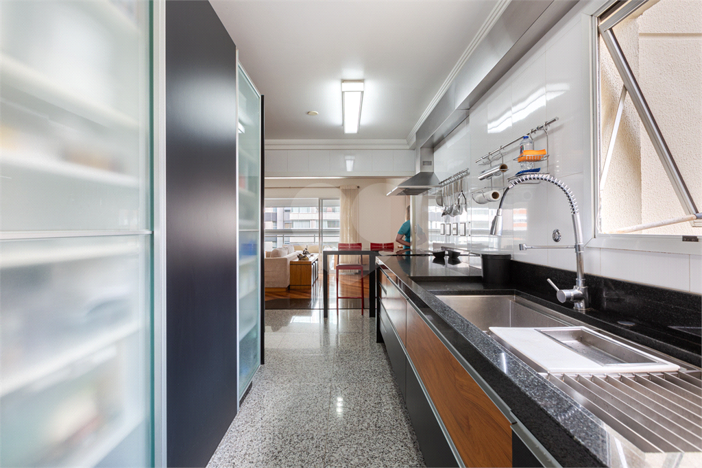 Apartamento na Rua Dr. Tomas Carvalhal, de frente, andar alto, 3 suítes, lazer e portaria 24 horas