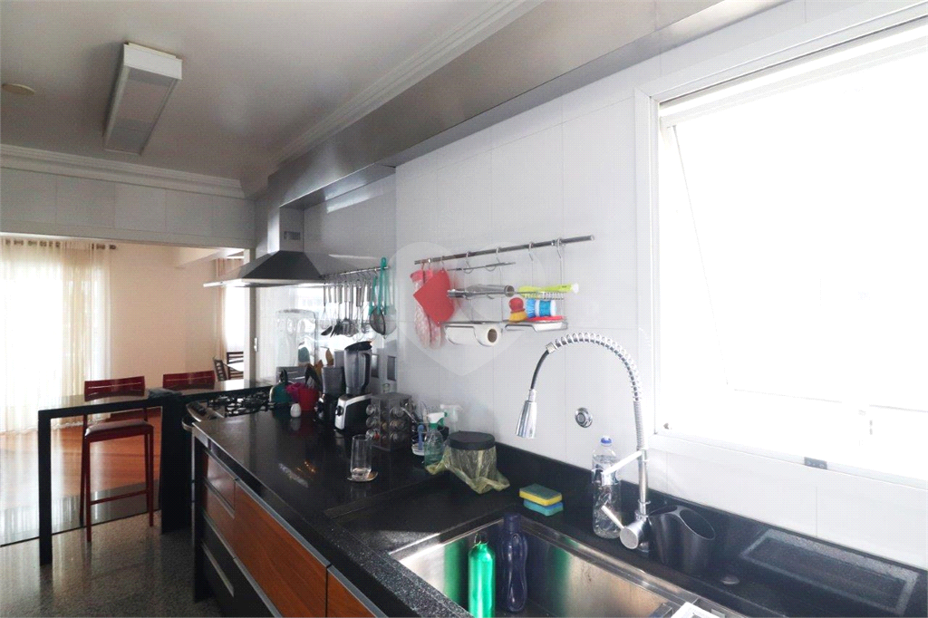 Apartamento na Rua Dr. Tomas Carvalhal, de frente, andar alto, 3 suítes, lazer e portaria 24 horas