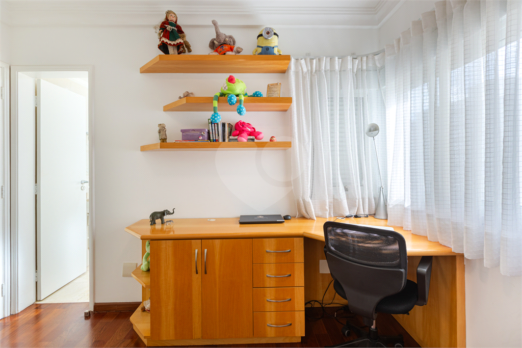 Apartamento na Rua Dr. Tomas Carvalhal, de frente, andar alto, 3 suítes, lazer e portaria 24 horas