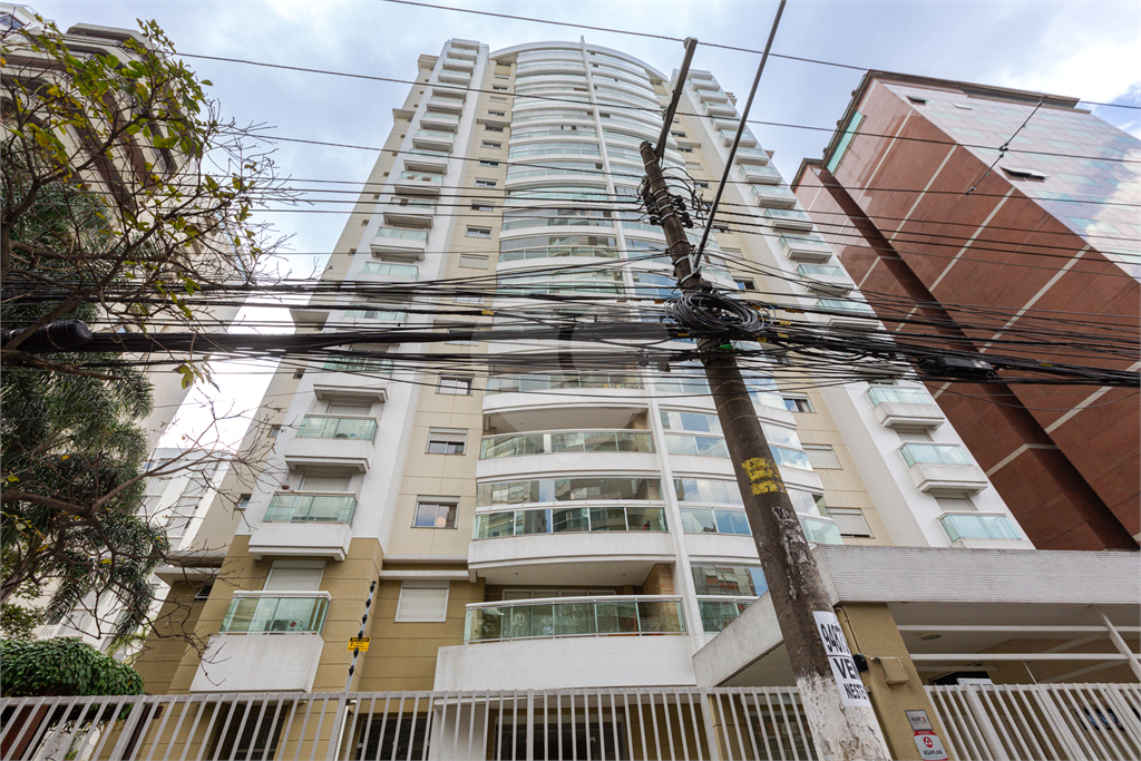 Apartamento na Rua Dr. Tomas Carvalhal, de frente, andar alto, 3 suítes, lazer e portaria 24 horas