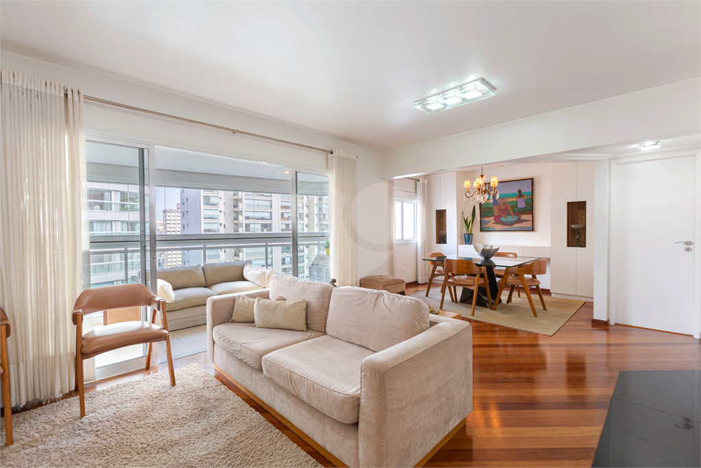 Apartamento na Rua Dr. Tomas Carvalhal, de frente, andar alto, 3 suítes, lazer e portaria 24 horas