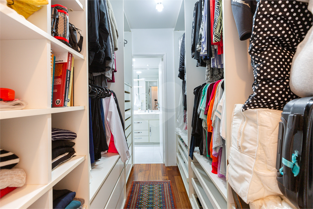 Apartamento na Rua Dr. Tomas Carvalhal, de frente, andar alto, 3 suítes, lazer e portaria 24 horas